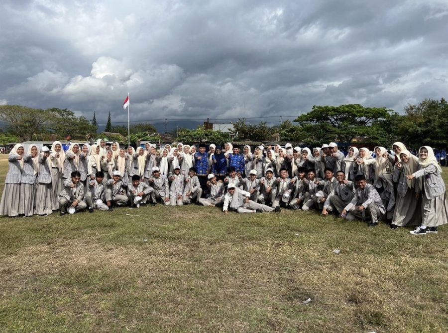 PERWAKILAN SISWA/I YANG MENGIKUTI UPACARA DI LAPANGAN KARANGAN