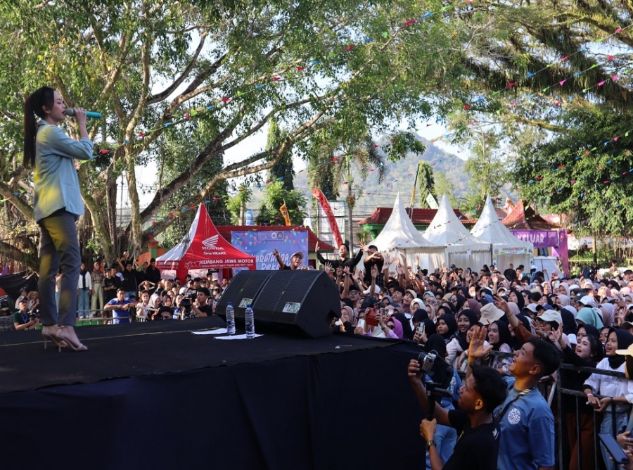 PENAMPILAN CANTIK MENAWAN QUEST STAR MBAK RINA ADITAMA