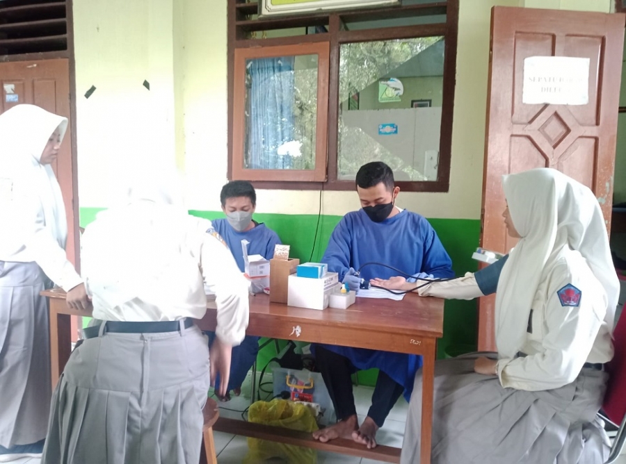 WARGA SMANESKA ANTUSIAS IKUTI DONOR DARAH SECARA RUTIN