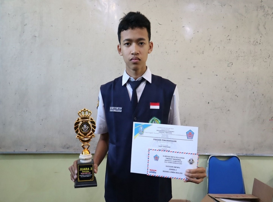 HANINDYA NARIN AZ ZAHRA MTsN 1 TRENGGALEK JUARA 1 BIOLOGI