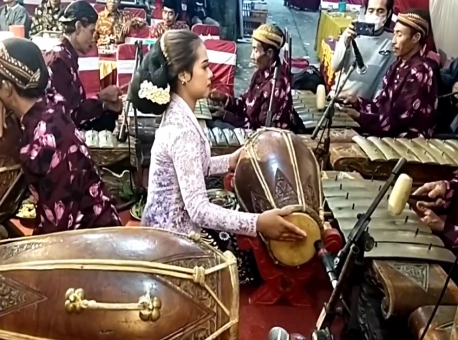 SINDEN SMAN 1 KARANGAN INI JUGA AHLI BERMAIN GENDANG