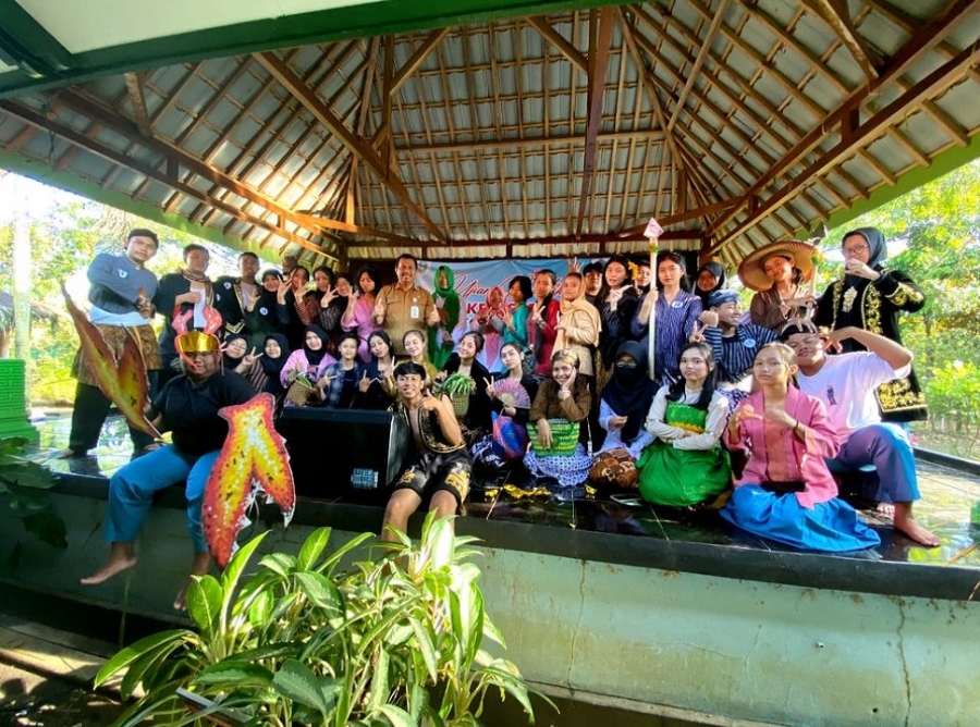 KETOPRAK DAN LUDRUG DITAMPILKAN KELAS XI MIPA 3