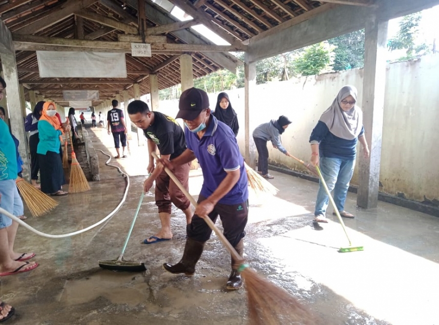 WARGA SMANESKA BERSIHKAN LINGKUNGAN SEKOLAH