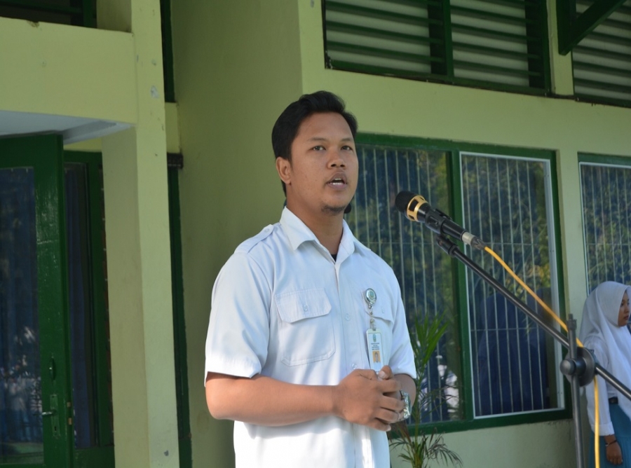 BAPAK PRIYO GURU BHS INDONESIA SEBAGAI PEMBINA UPACARA (12/2/2024)