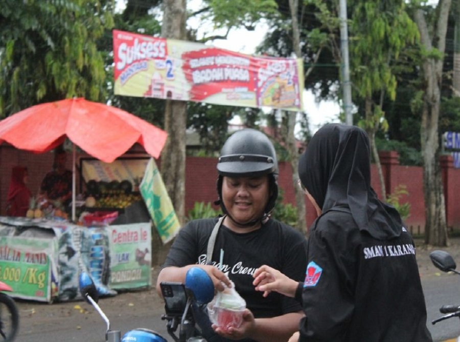 SMANESKA BERBAGI TAKJIL DI PEREMPATAN SUMBER