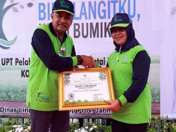 SMANESKA TRENGGALEK RAIH PREDIKAT DAN TERIMA PENGHARGAAN