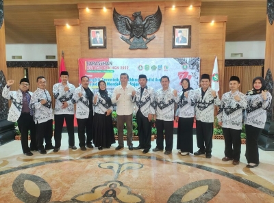 KEPALA SMAN 1 KARANGAN IKUTI "SARASEHAN HUT PGRI DAN HGN 2022
