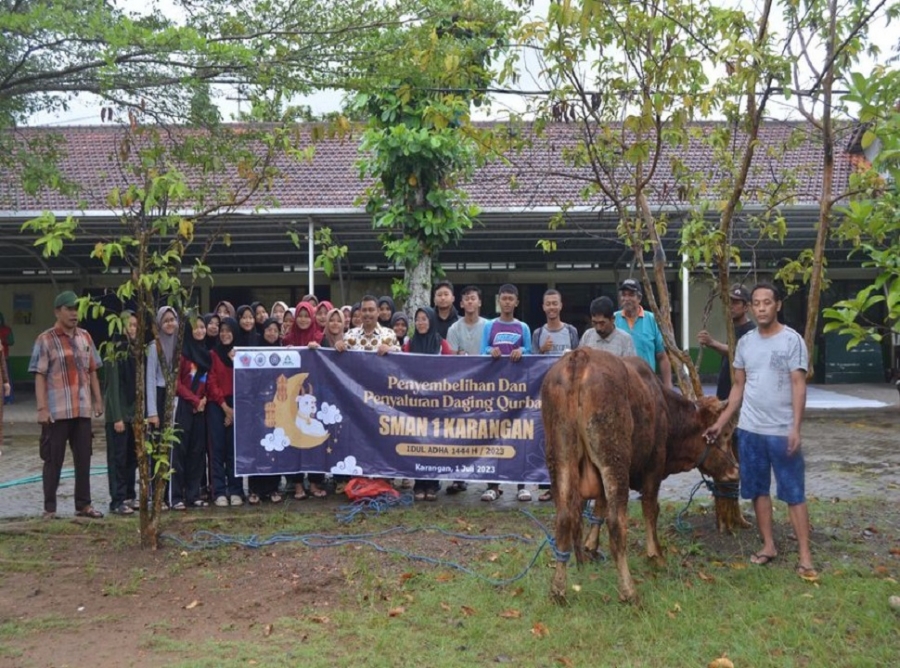 SMAN 1 KARANGAN MENYEMBELIH SAPI SEBAGAI HEWAN QURBAN 1444 H