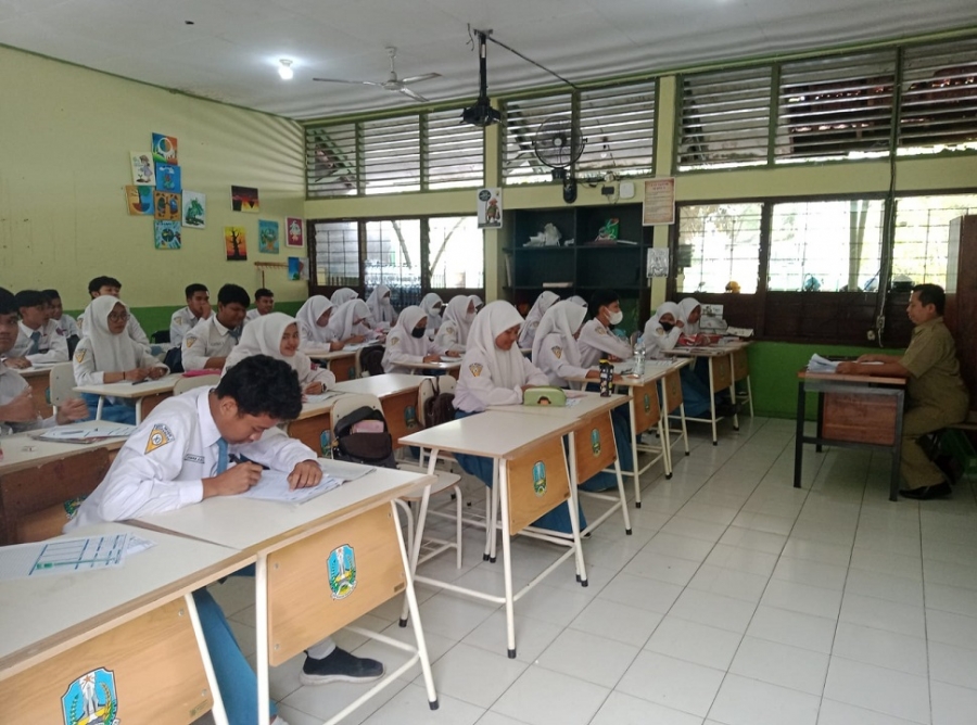 SISWA-SISWI SMANESKA IKUTI UJIAN BLOK TENGAH SEMESTER