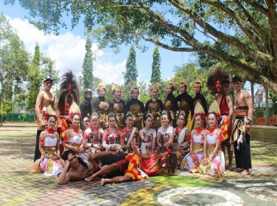 KELAS XII IPS 4 TAMPILKAN TARI SAAT UJIAN PRAKTIK 2023