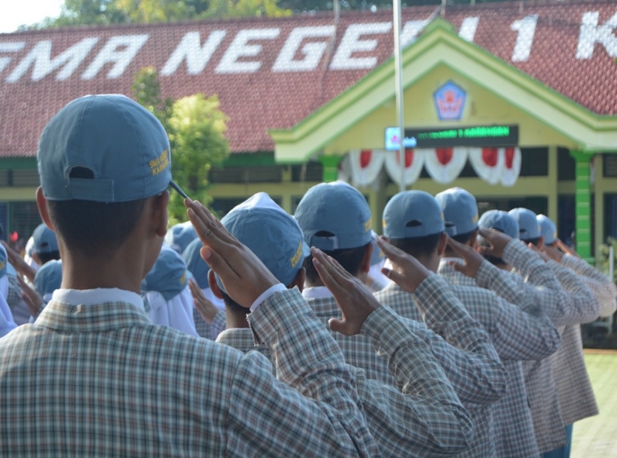 PESAN IBU NINING UNTUK SISWA SISWI SMAN 1 KARANGAN SAAT UPACARA