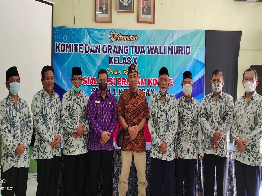 Bapak Toyib Mashuri @toyib_mashuri Kepala Sekolah bersama Bapak H Mursad Ketua Komite Sekolah dan Para Anggota