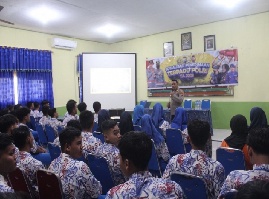 SOSIALISASI PENERIMAAN ANGGOTA POLRI DI SMAN 1 KARANGAN