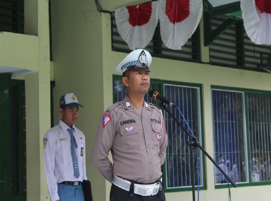 BAPAK  POLRES TRENGGALEK HADIRI UPACARA DI SMAN 1 KARANGAN