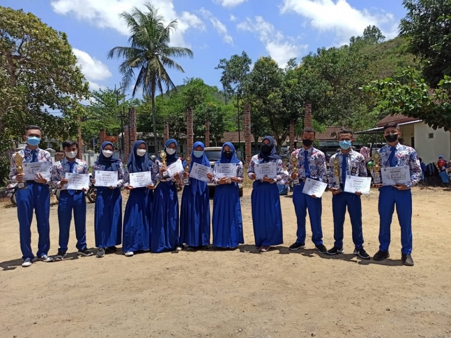 PIALA DAN PIAGAM PENGHARGAAN FESTIVAL DAN LOMBA SENI SISWA NASIONAL (FLS2N-K)