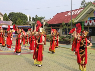 ESKUL TARI PPST SMANESKA MERIAHKAN ACARA BNNK TRENGGALEK