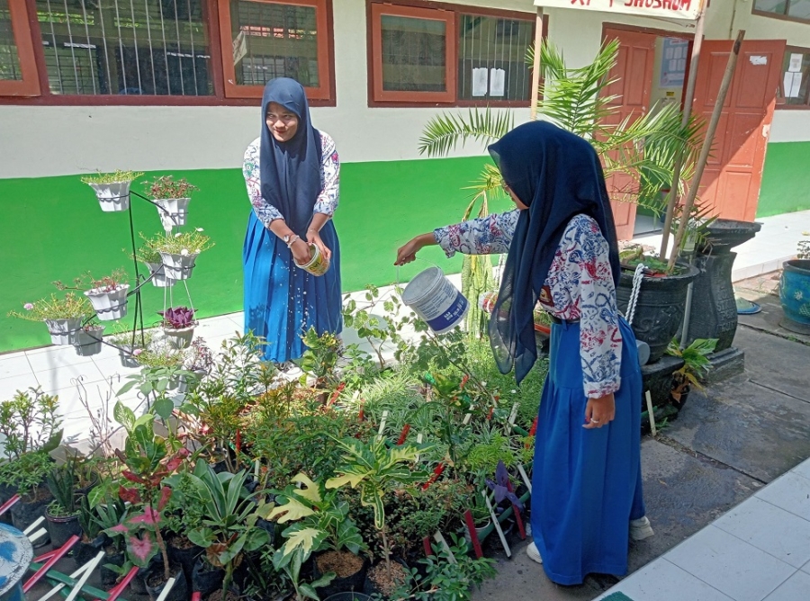 KADER ADIWIYATA SMAN 1 KARANGAN SELENGGARAKAN PENGHIJAUAN