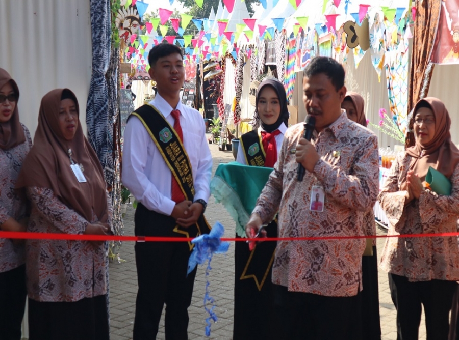 BAZAR SMANESKA 2023 DIBUKA LANGSUNG OLEH KEPALA SEKOLAH