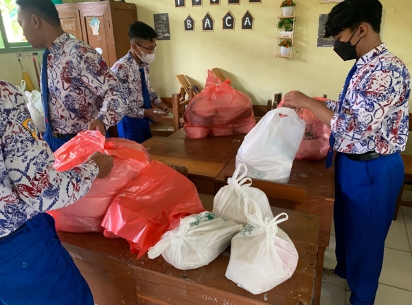 PENGUMPULAN BERAS ZAKAT FITRAH DARI SISWA-SISWI SMAN 1 KARANGAN TRENGGALEK TAHUN 2022