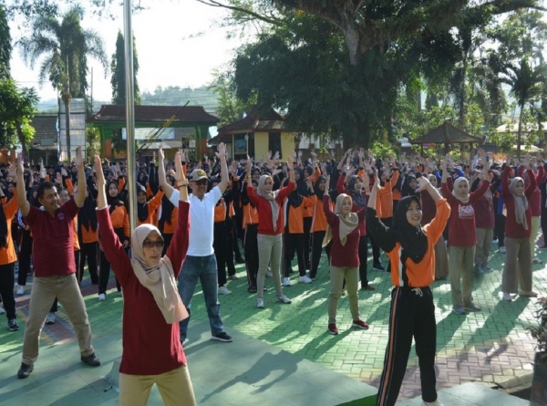 SMANESKA GELAR SENAM AEROBIK BERSAMA BNNK TRENGGALEK