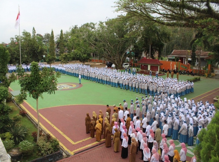 SMANESKA GELAR UPACARA BENDERA DENGAN FORMASI LENGKAP
