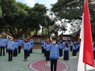 GURU TU DAN KARYAWAN SMAN 1 KARANGAN TRENGGALEK IKUTI UPACARA PERINGATAN DETIK-DETIK PROKLAMASI