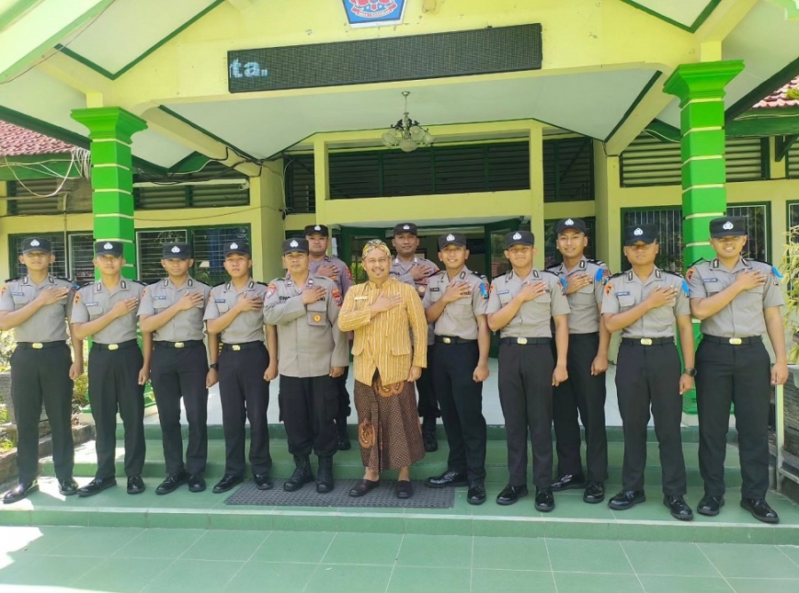 9 SISWA POLRI BERIKAN MOTIVASI KEPADA SISWA SISWI SMANESKA