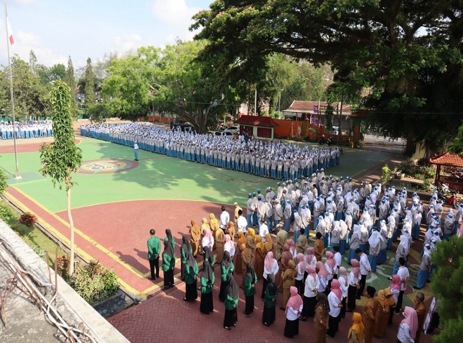 UPACARA BENDERA SMAN 1 KARANGAN 14/10/2024 BERJALAN HIKMAD