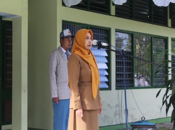 UPACARA BENDERA HARI SENIN TERLAKSANA DENGAN LANCAR