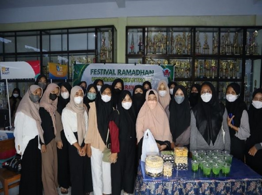 PELAKSANAAN &ldquo;FESTIVAL RAMADHAN 2022&rdquo; DENGAN MENJUAL PRODUK-PRODUK PROGRAM DOUBLE TRACK SISWA-SISWI SMAN 1 KARANGAN