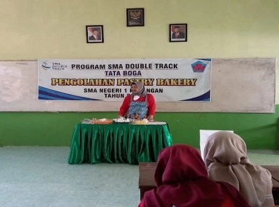 Program Double Track SMAN 1 Karangan Trenggalek Berinovasi Pembuatan Pie Susu