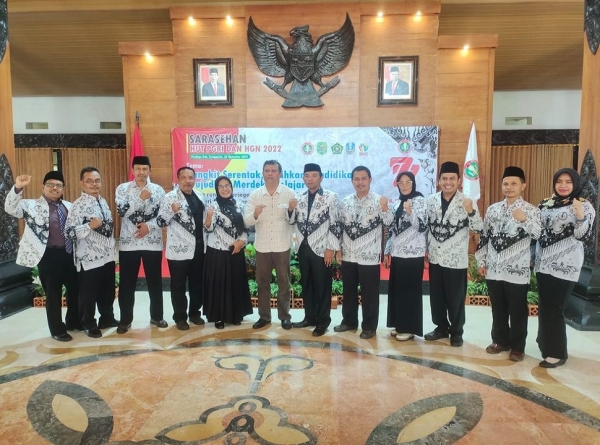 KEPALA SMAN 1 KARANGAN IKUTI "SARASEHAN HUT PGRI DAN HGN 2022