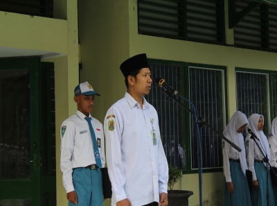 SENIN 13 MEI 2024 BAPAK ZAENUDIN SEBAGAI PEMBINA UPACARA