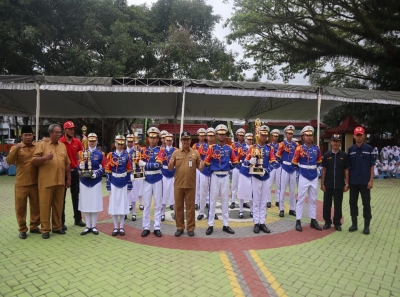 BRIPSUS SMANESKA SERAHKAN 3 PIALA KEJUARAAN KE SEKOLAH