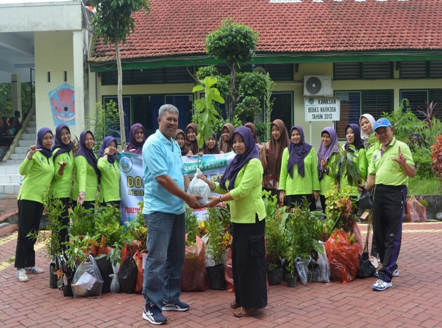 TIM ADIWIYATA SMAN 1 KARANGAN SERAHKAN BIBIT POHON KEPADA PLH
