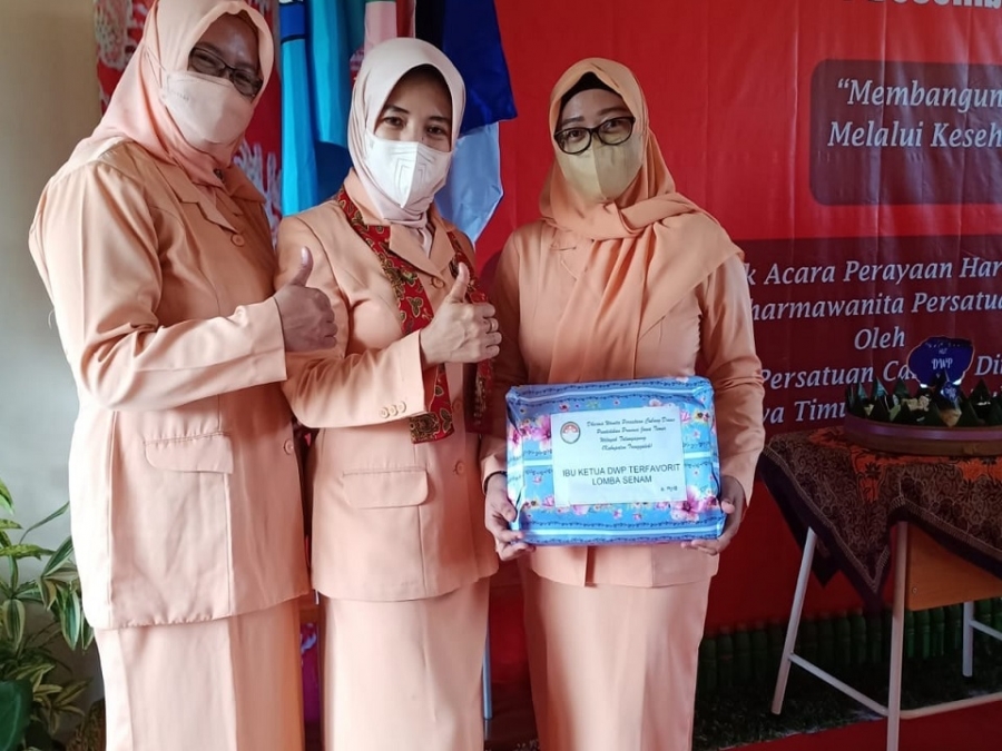 KETUA DWP SMANESKA MENDAPATKAN HADIAH
