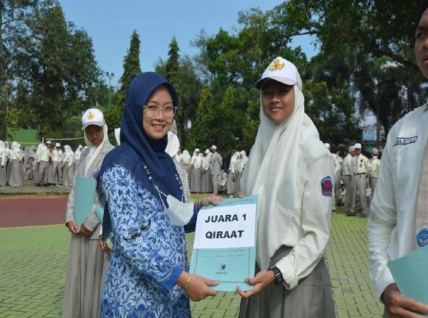 KELAS XII MIPA 2 SMANESKA MERAIH JUARA 1 LOMBA QIROAT