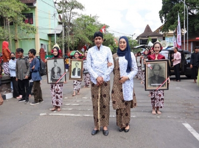 21 SISWI SMANESKA TERPILIH MENJADI PEMBAWA FOTO BUPATI/WK BUPATI