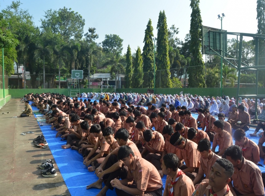 SMANESKA GELAR MAJELIS RUTINAN JUMAT PENYEJUK HATI &amp; ISTIGHOSAH