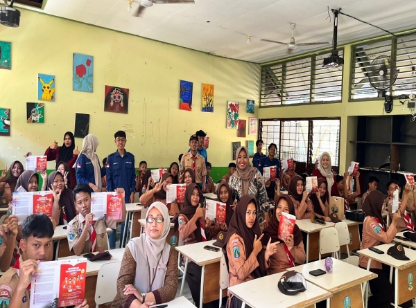 MAHASISWA ITB BERBAGI ILMU DESAIN GRAFIS DI SMAN 1 KARANGAN