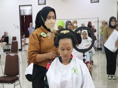 Double Track Tata Rias Pengantin Berhijab SMANESKA Mengikuti Lomba Merias Wajah