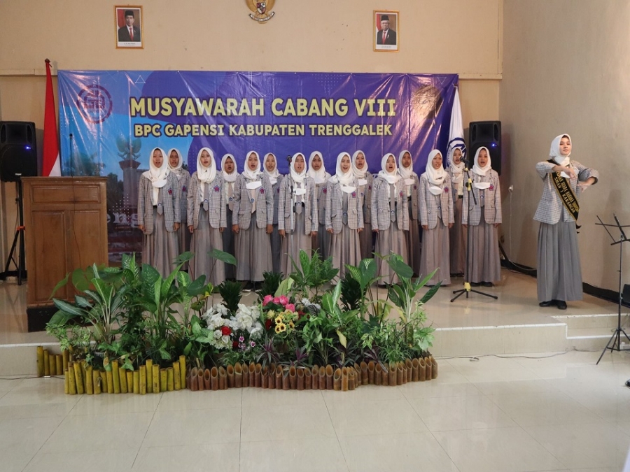 “PADUAN SUARA BAHANA SMANESKA” TAMPIL LANCAR DAN APIK DI PEMBUKAAN “MUSCAB KE-8 GAPENSI BPC KAB TRENGGALEK” YANG DIHADIRI OLEH BAPAK WAKIL BUPATI
