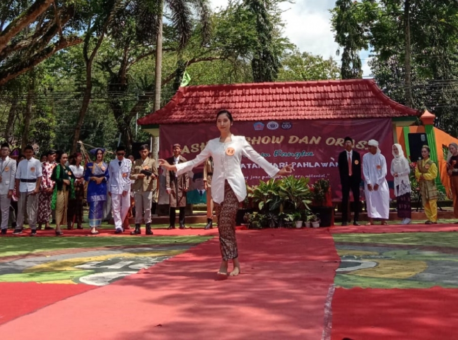 INES DINDA E. (XII MIPA 4) JUARA 1 LOMBA FASHION SHOW