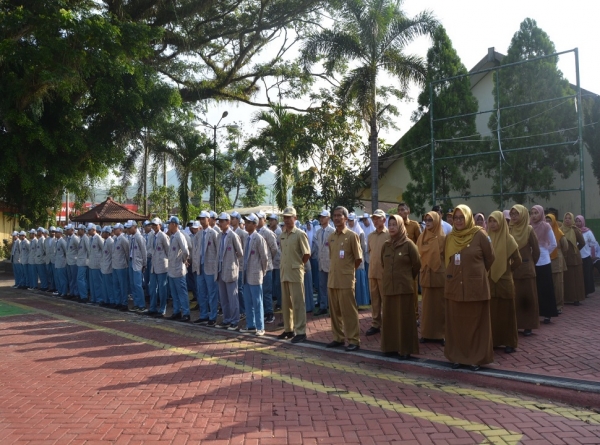 SMANESKA GELAR UPACARA BENDERA HARI SENIN 15 JANUARI 2024