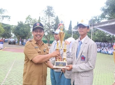 PENYERAHAN PIALA KEJUARAAN HASIL LOMBA MURAL ANTAR KELAS