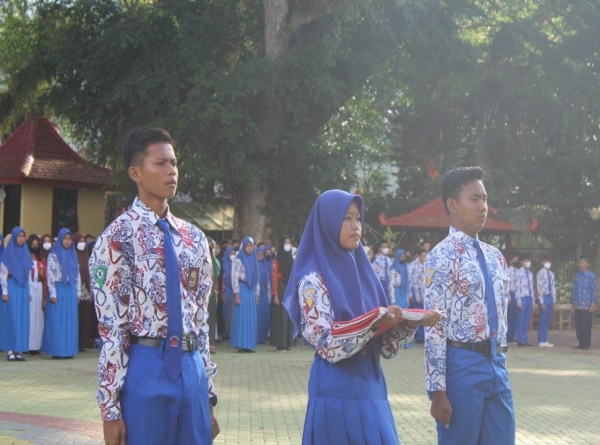 SELENGGARAKAN UPACARA BENDERA PERINGATI HUTRI KE-77