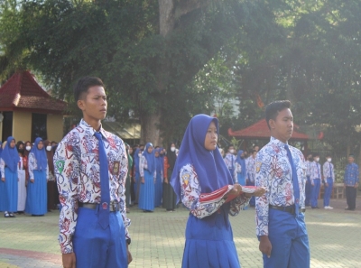 SELENGGARAKAN UPACARA BENDERA PERINGATI HUTRI KE-77