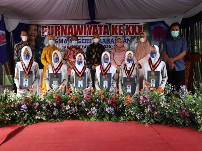 PENGHARGAAN DAN REWARD&rdquo; KEPADA &ldquo;ENAM SISWI LULUSAN TERBAIK