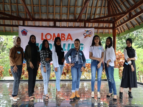 LOMBA MODELLING, TARI TRADISIONAL, DUTA PELAJAR &amp; STAND UP COMEDY"