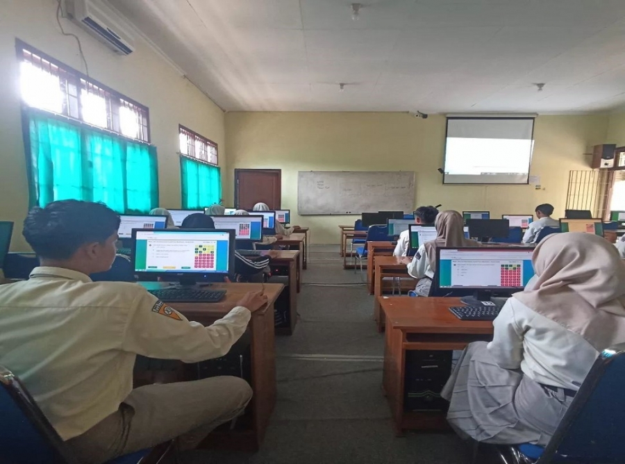 DOUBLE TRACK DESAIN GRAFIS SMANESKA GELAR UJIAN CBT